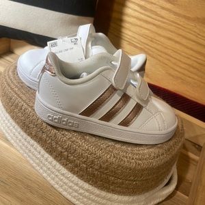 Kids adidas , size 6k. Gold and white.